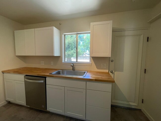 Building Photo - 705 W Roseburg Ave