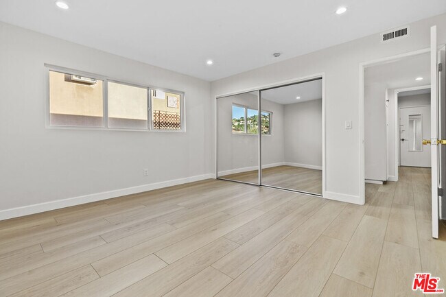 Building Photo - 330 E Dryden St