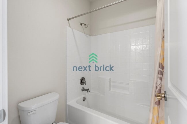 Building Photo - 5 BED & 3.5 BATH FOR RENT