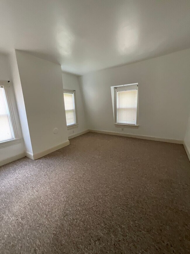 Building Photo - Adorable One Bedroom in Historic Downtown Portsmouth