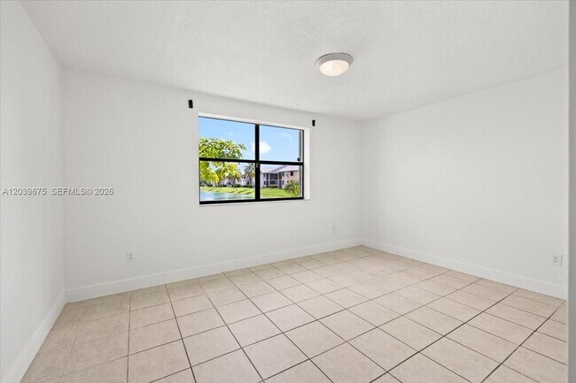 Building Photo - 999 Hamilton Dr