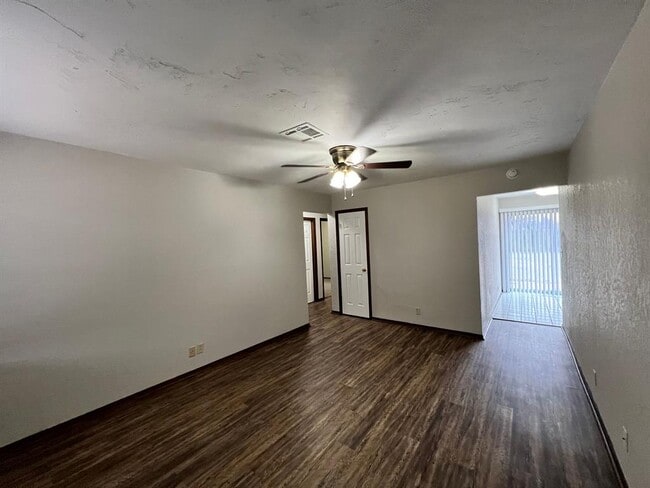 Building Photo - 752 W Forest Dr