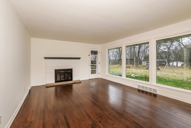Building Photo - Bright 3-Bedroom Home