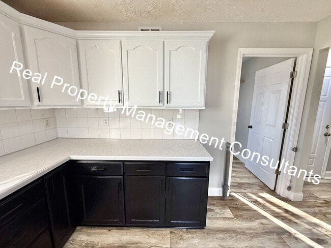 Building Photo - 4 Bedroom with Flexible Living Space!  Deposit Free Living Available via Obligo