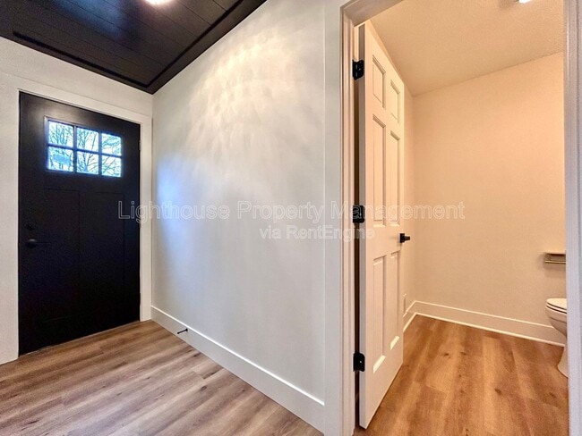 Building Photo - 1505 N Green Creek Rd