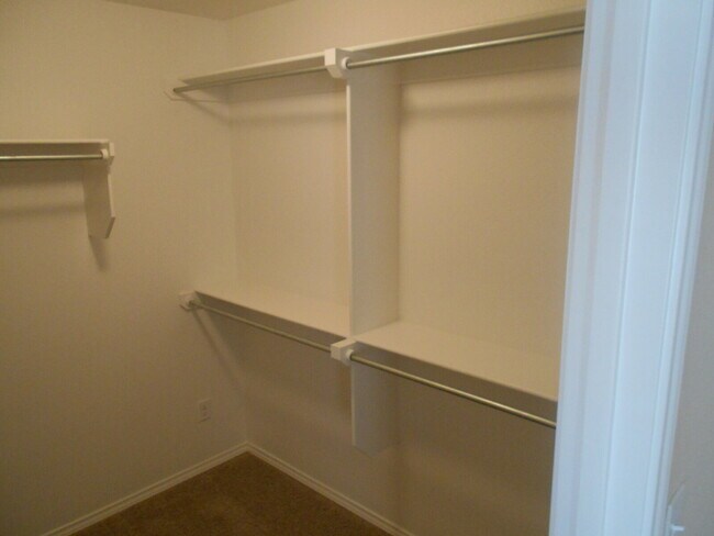 Building Photo - 6 or 12 month lease! Half off first full m...