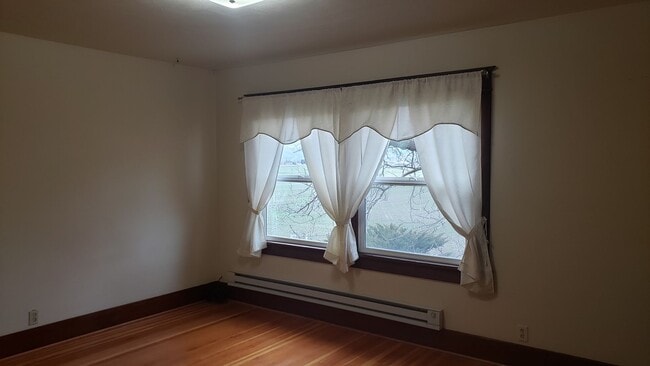 Building Photo - Beautiful craftsman style farmhouse outside Island City with inspiring views of the Grande Ronde ...