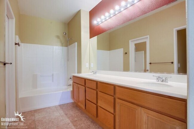 Building Photo - Stunning 3Bdm 2.5Ba Townhome in Carmel Valley