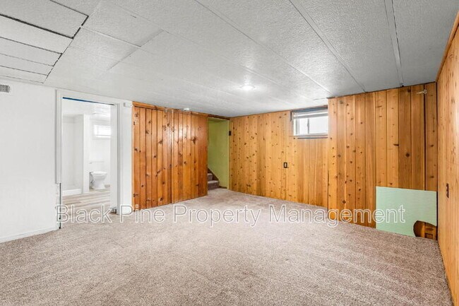 Building Photo - 910 W Orchard Ave