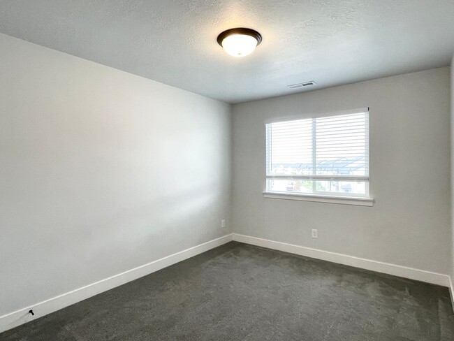 Building Photo - Awesome Corner Townhome at Mountain Ridge!