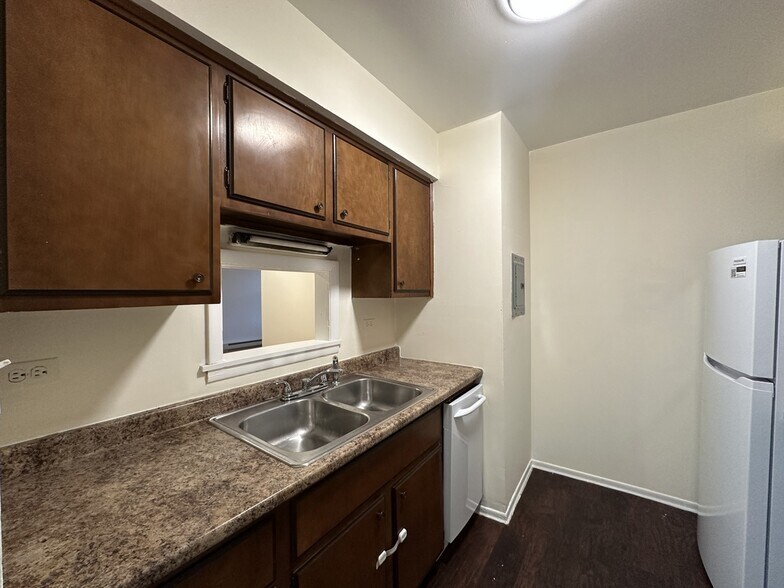 Building Photo - 665 W Wrightwood Ave