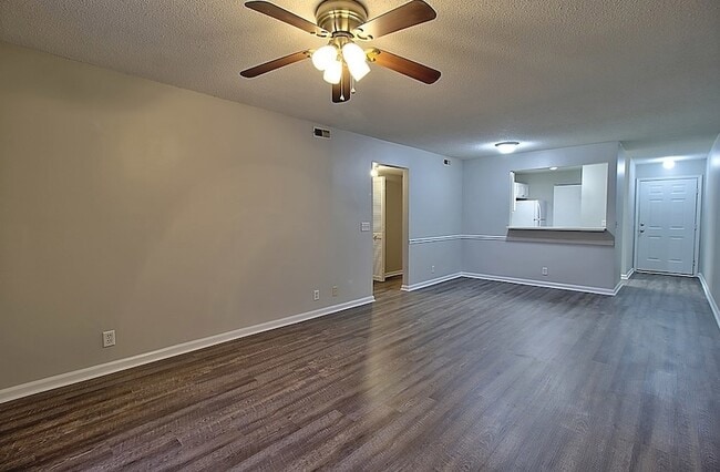 Building Photo - 910 Brett Dr