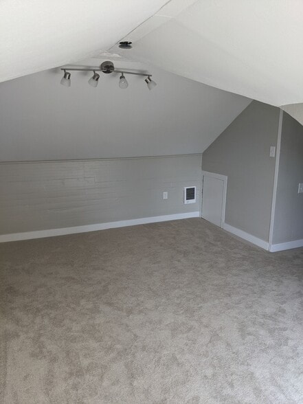 Building Photo - 1615 Charleston Beach Rd W