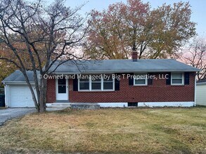 Building Photo - Cute ranch house with huge fenced yard