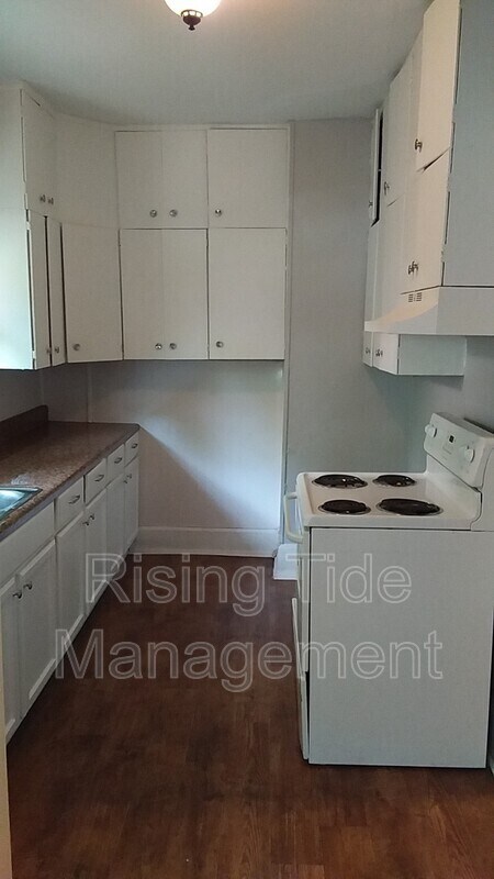 Building Photo - 511 10th Ave