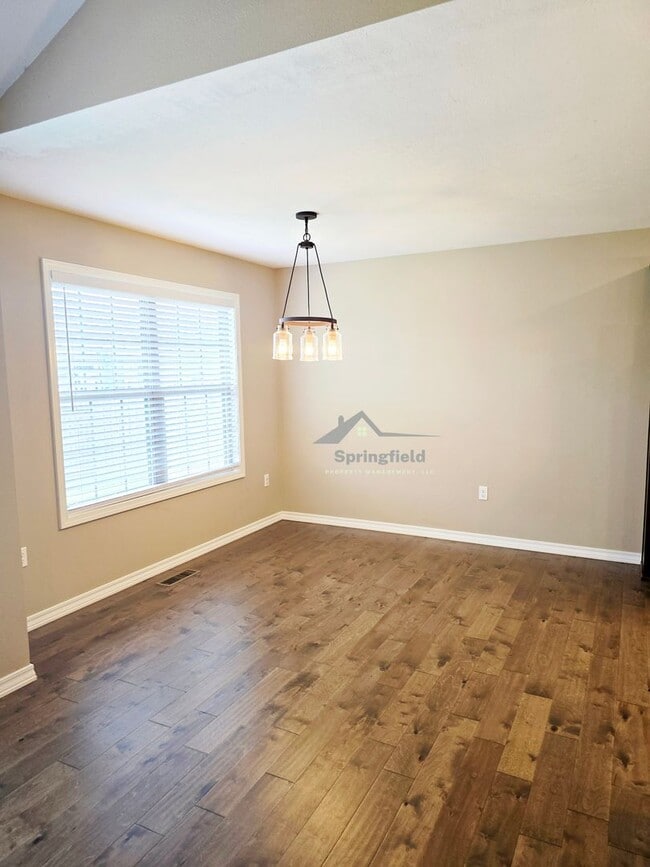 Building Photo - Republic -Newer w/ 3 Car Garage - Close To Republic High School