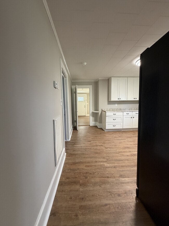 Building Photo - 140 Dillon St