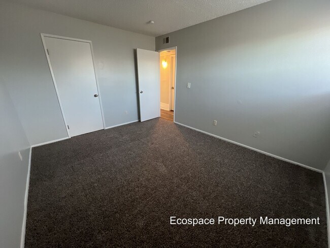 Building Photo - 2 Bedroom 1 Bathroom Garden Level Apartment in Aurora