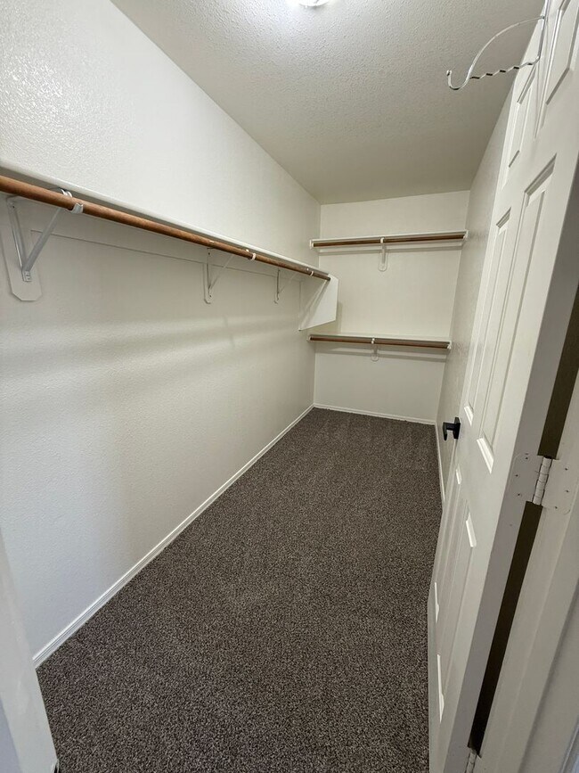 Building Photo - NEW CARPET! 3 Bed / 2 Bath Single Family H...