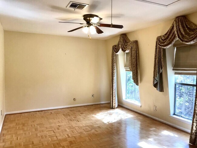 Building Photo - 10728 Briar Forest Dr