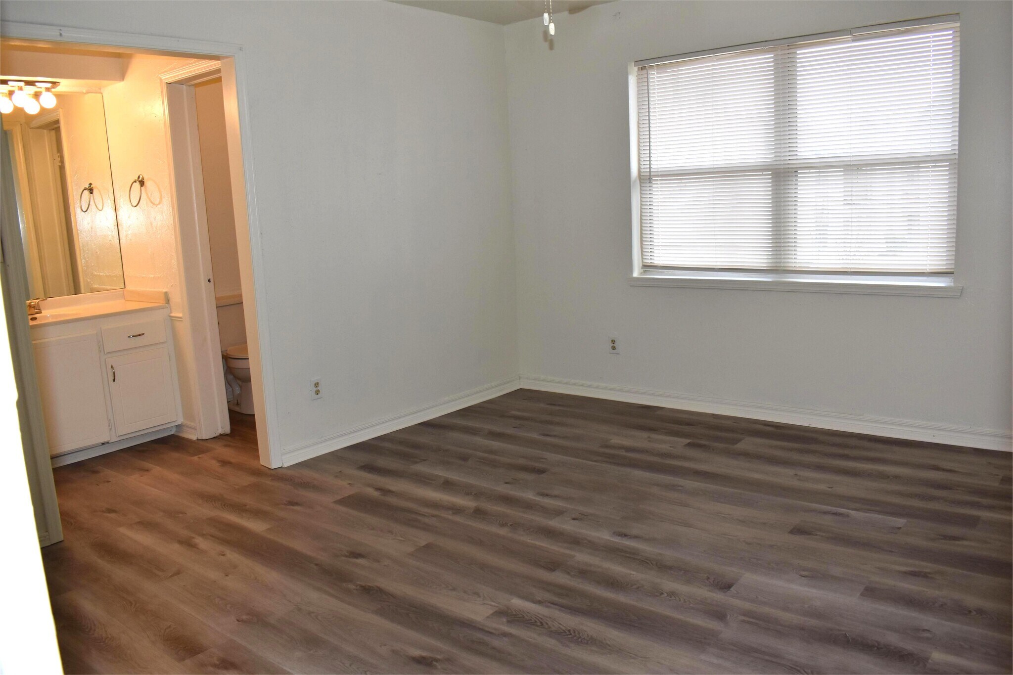 Building Photo - 1717 E Lindsey St