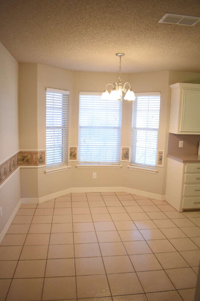 Building Photo - Rare 3 bedroom 3 bath home in Frenship Sch...