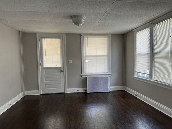 Building Photo - 1st Floor 1 Bedroom 1 Bathroom Apartment F...