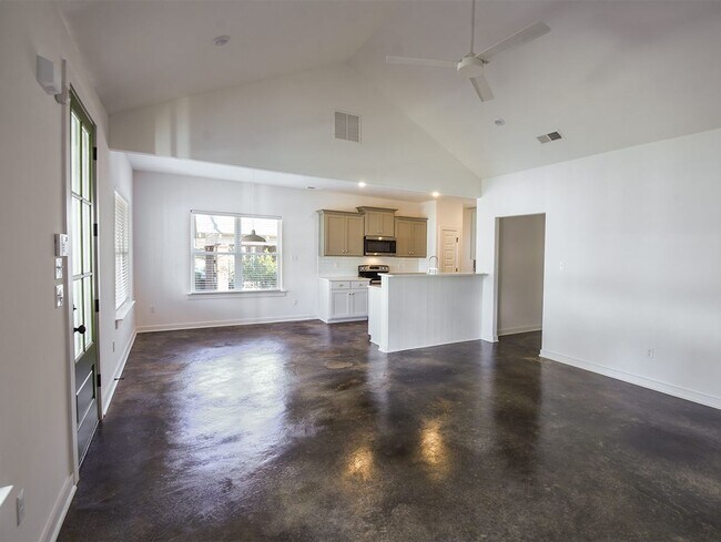 Building Photo - 4 Bedroom, 2 bath near University of Memphis built in 2020