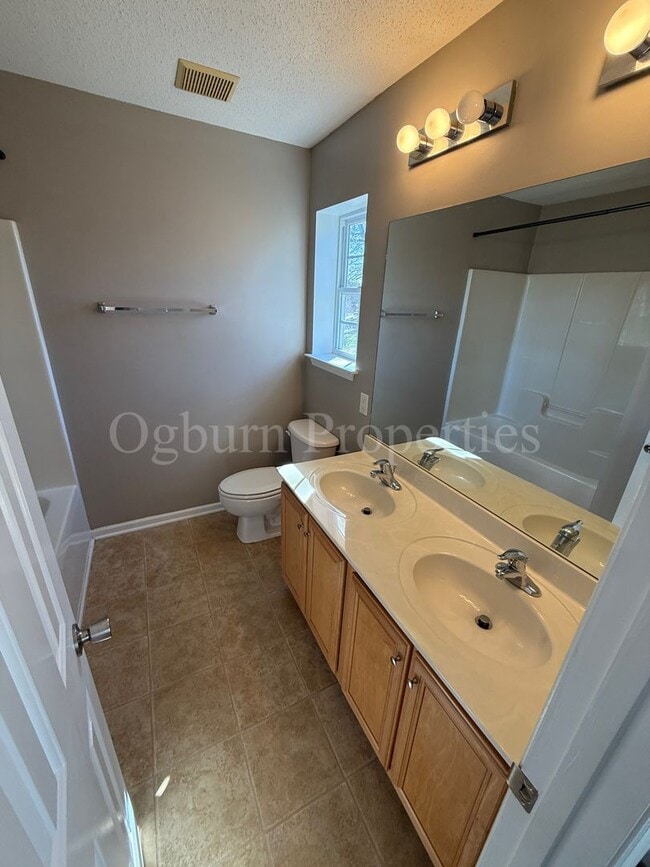 Building Photo - 3375 Kensington Pl