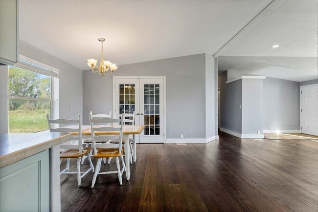 Building Photo - Short term leases available: 3 bed 2 bath ...