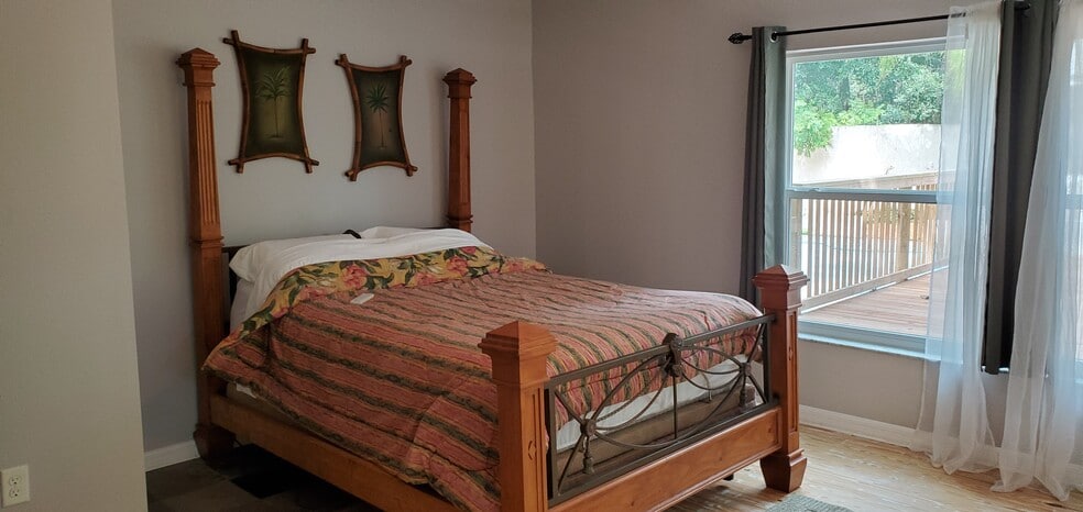 queen bed - medical adjustable bed w massage feature - 6542 Sherry Ln