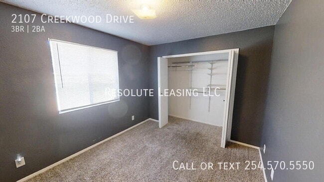 Building Photo - 2107 Creekwood Dr