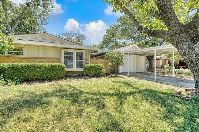 Building Photo - 2442 Oates Dr