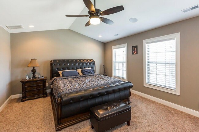 Building Photo - Beautiful corner-lot townhome in the heart of Beaumont Park