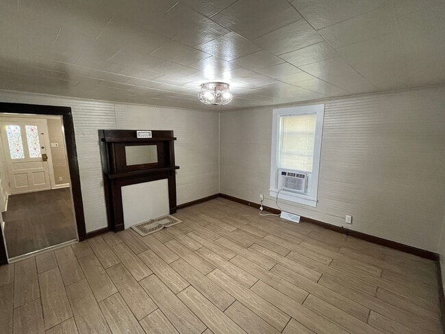 Building Photo - Cozy 2-Bedroom, 1-Bathroom Home