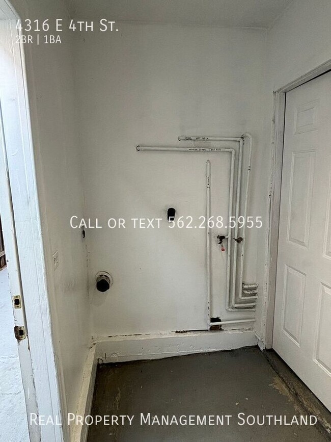 Building Photo - 2 Bedroom 1 Bath with Garage Space - Avail...