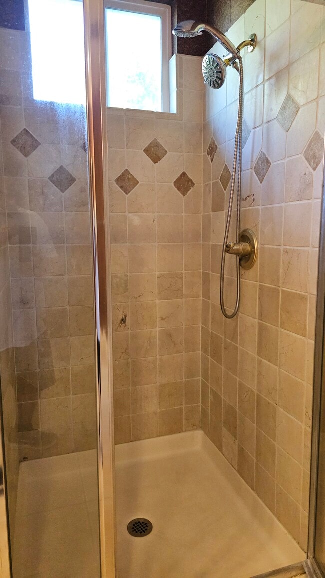 Building Photo - 5012 Crest Dr