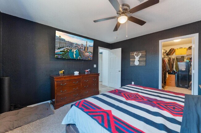 Building Photo - 2 Bedroom 1 bath Single Story Home on Large Lot with Solar and Water Purification