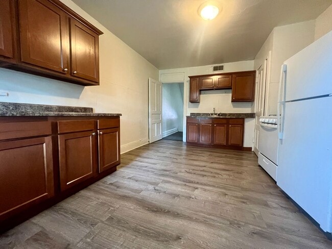 Building Photo - Large 3 BR in South Oakland! Covered Balcony! Close to Campus!