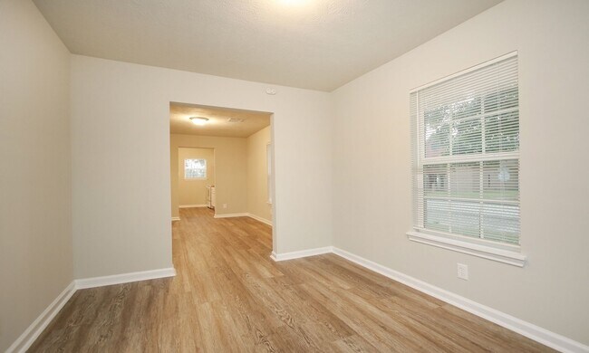 Building Photo - Historic Row House District – Move-In Special! Only $497 Deposit (with fully qualified applicatio...