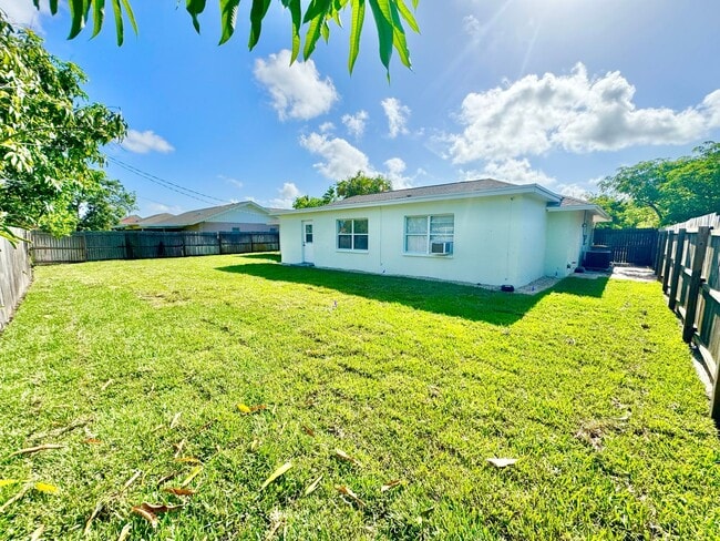 Building Photo - ** CENTRAL NAPLES ** 3 BED + DEN / 2 BATH ** GARAGE - NO HOA! ** ANNUAL RENTAL **