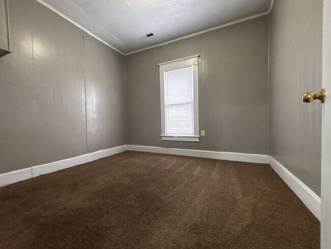 Building Photo - Affordable Elegance: 2-Bed, 1-Bath with Outdoor Oasis