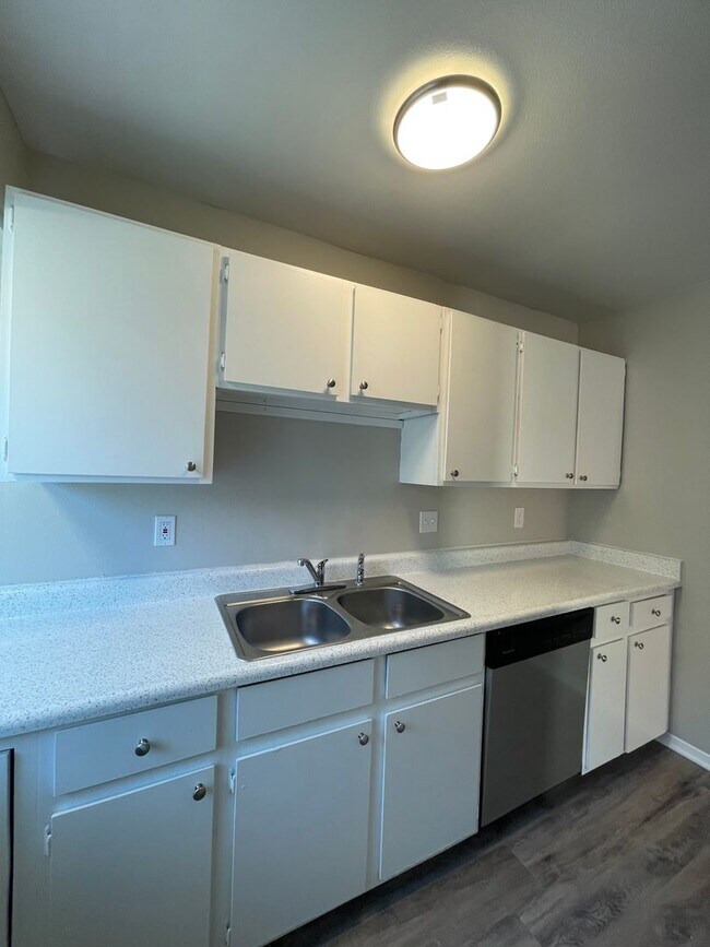 Building Photo - 1326 Holland Park Blvd