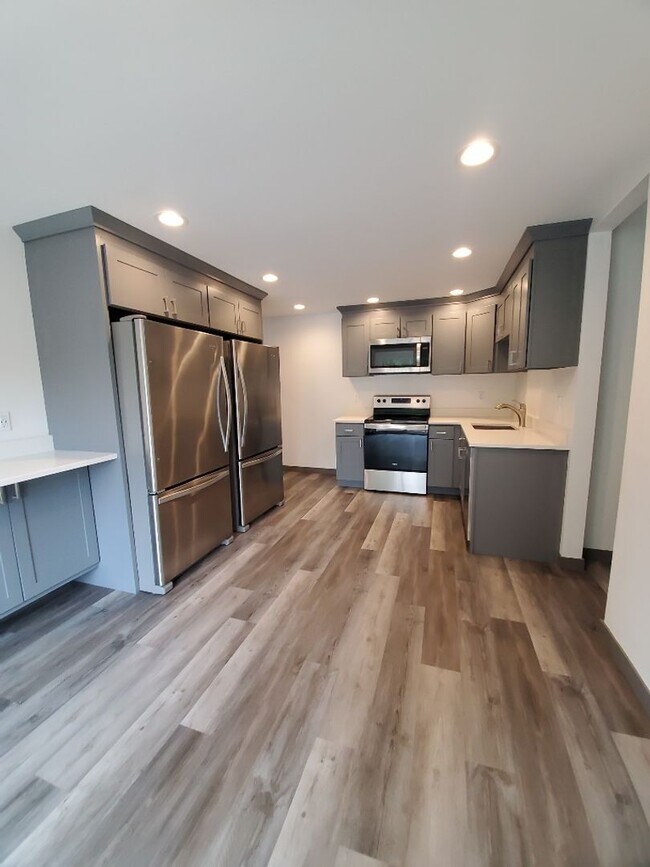 Building Photo - 1611 Lakeway Dr