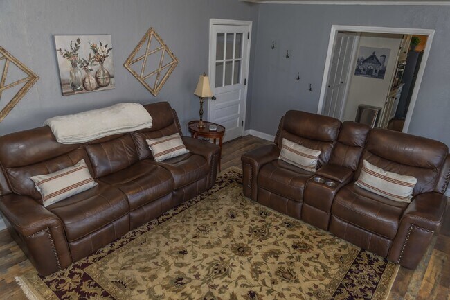 Building Photo - Spacious Stay for Crews | 4BR + Parking + ...