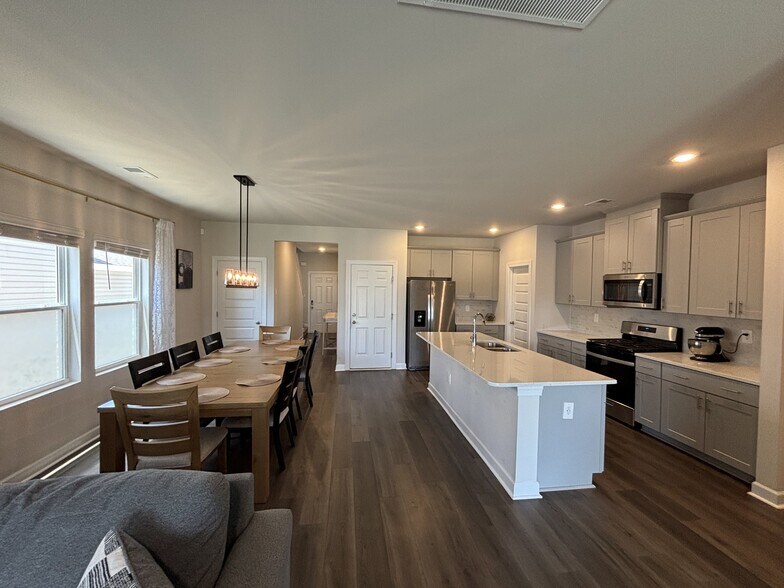 Building Photo - 702 Whitebark Dr