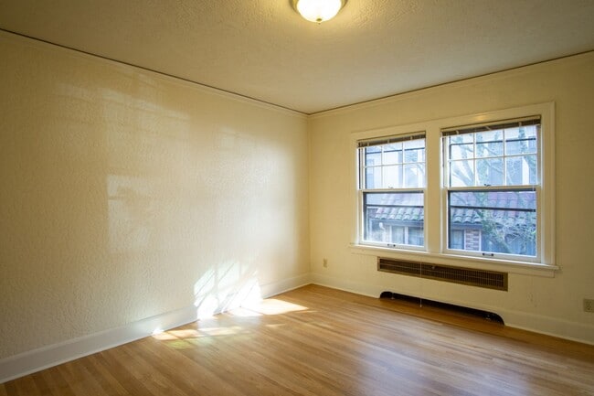 Building Photo - 1930's Townhouse in Idyllic Setting- Vinta...