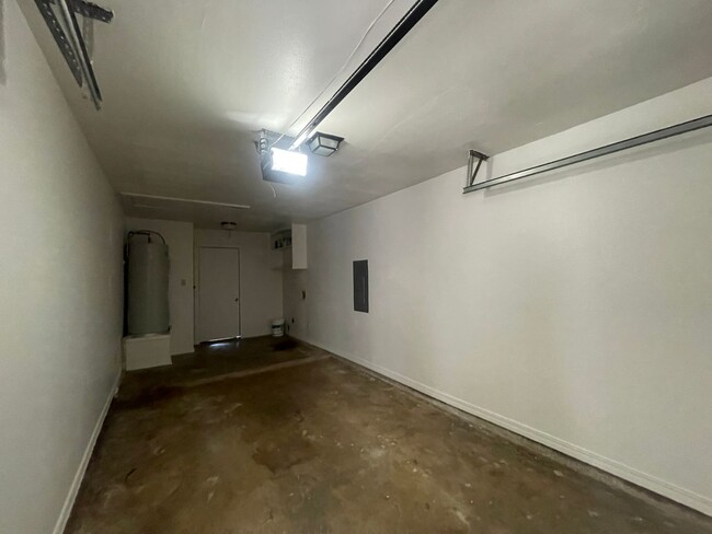 Building Photo - Brookhaven Estates Stockwell Area! Move In...