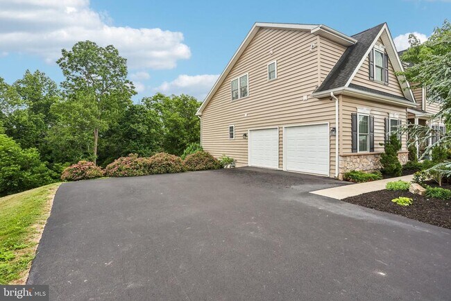 Building Photo - 427 Green Meadow Dr.