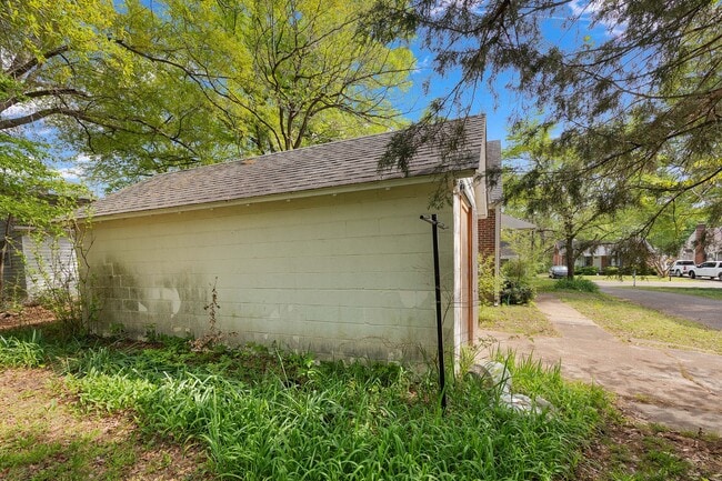 Building Photo - 47 Brentwood Dr
